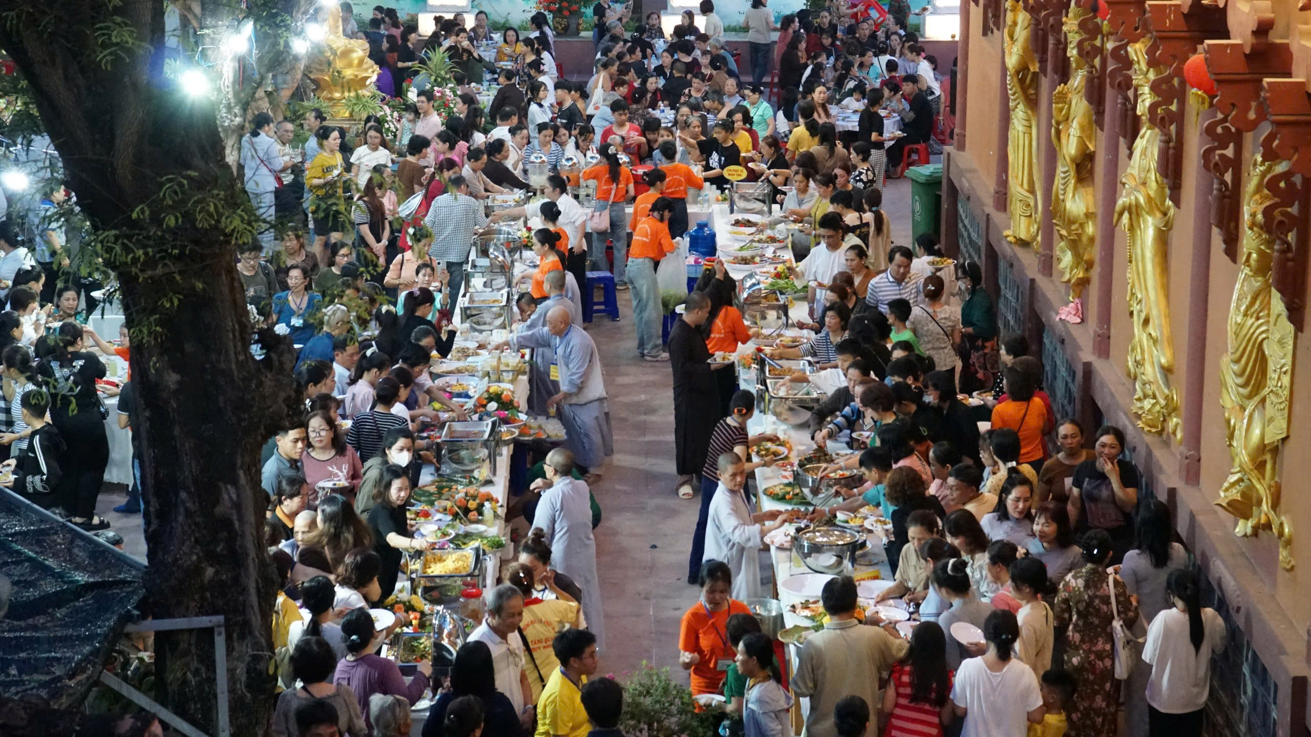 Ban Trị sự Phật giáo Quy Nhơn tổ chức Buffet chay kính mừng Phật đản Phật lịch 2569